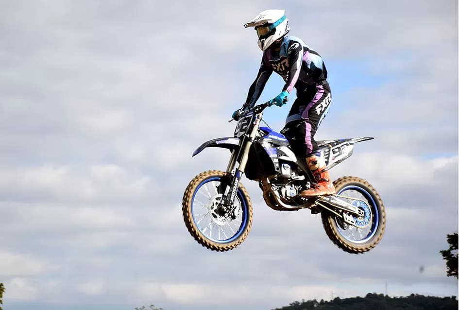 Atraktivne vožnje motociklista na motocross stazi Villare