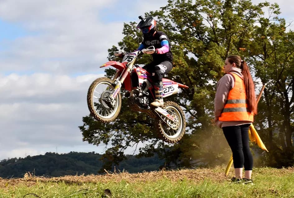 Atraktivne vožnje motociklista na motocross stazi Villare