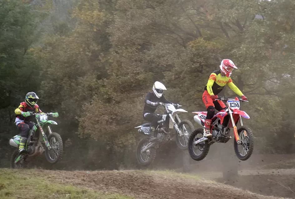 Atraktivne vožnje motociklista na motocross stazi Villare