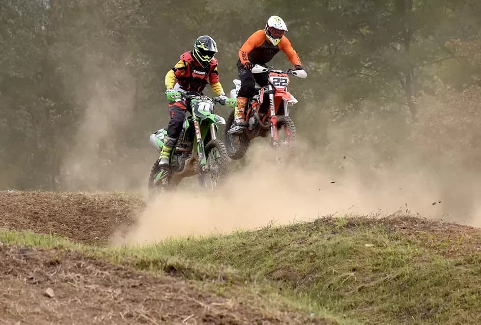 Atraktivne vožnje motociklista na motocross stazi Villare