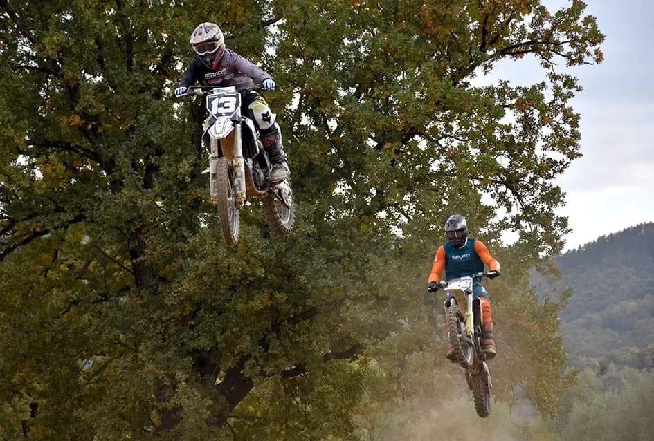 Atraktivne vožnje motociklista na motocross stazi Villare