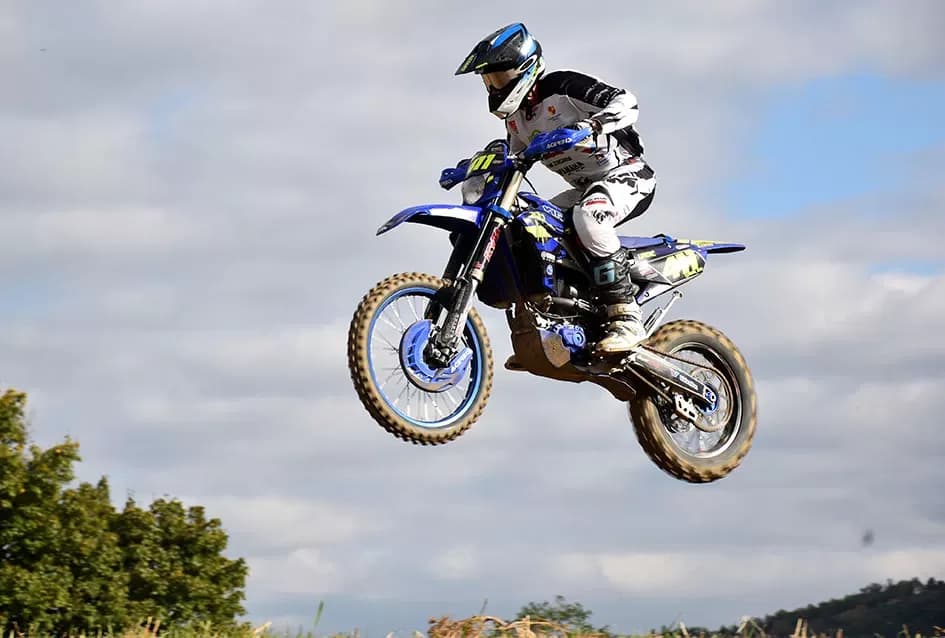 Atraktivne vožnje motociklista na motocross stazi Villare