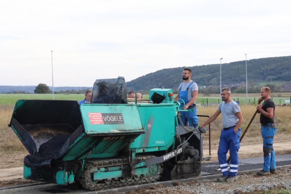Završeno još jedno infrastrukturno ulaganje u Jakšiću: Izgrađen nogostup u duljini 1.650 metara