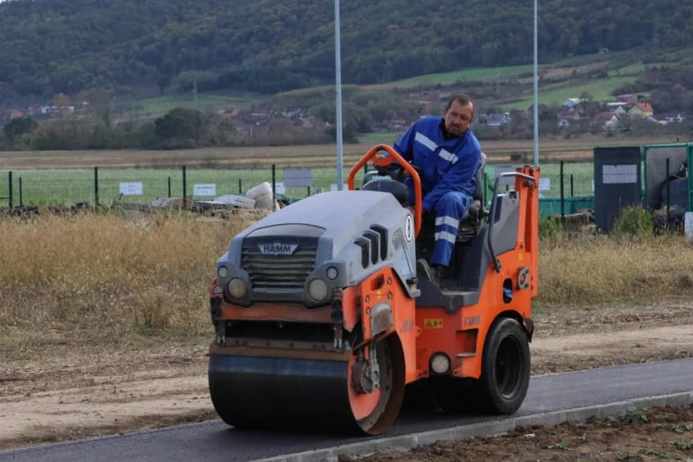 Završeno još jedno infrastrukturno ulaganje u Jakšiću: Izgrađen nogostup u duljini 1.650 metara