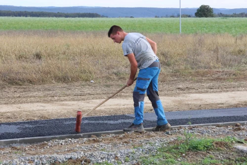 Završeno još jedno infrastrukturno ulaganje u Jakšiću: Izgrađen nogostup u duljini 1.650 metara