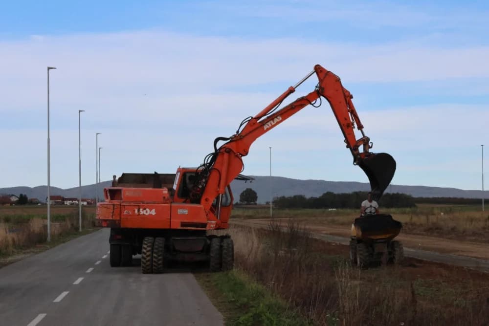 Završeno još jedno infrastrukturno ulaganje u Jakšiću: Izgrađen nogostup u duljini 1.650 metara