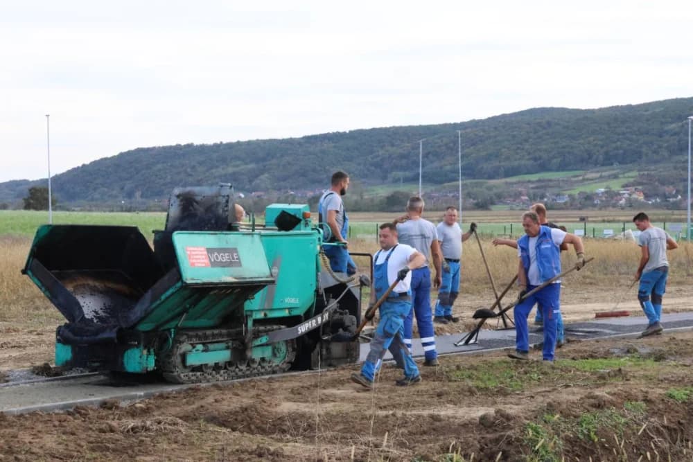 Završeno još jedno infrastrukturno ulaganje u Jakšiću: Izgrađen nogostup u duljini 1.650 metara