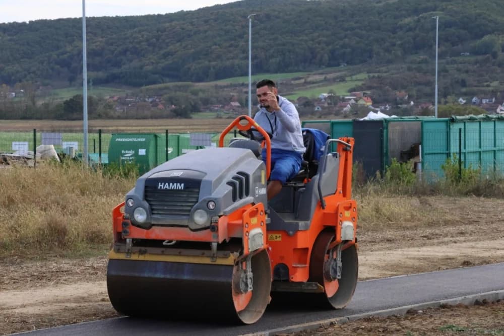 Završeno još jedno infrastrukturno ulaganje u Jakšiću: Izgrađen nogostup u duljini 1.650 metara