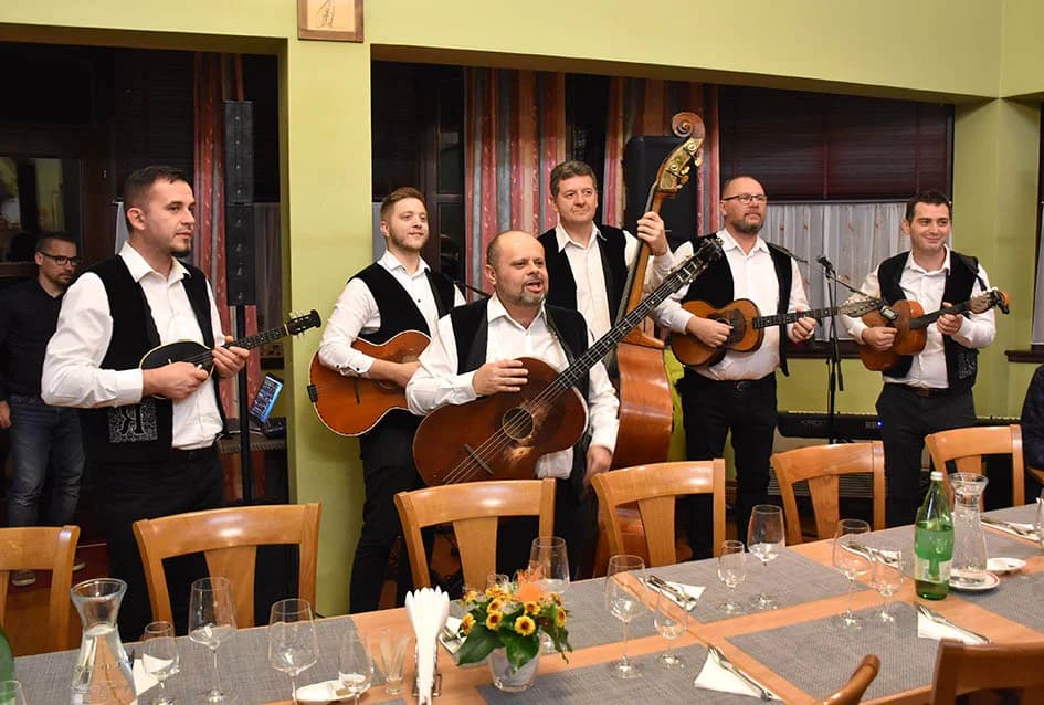 PROSLAVLJENO MARTINJE U VINOGRADARSTVU I PODRUMARSTVU KRAUTHAKER IZ KUTJEVA: Obveze kuma preuzeo Stjepan Slišković