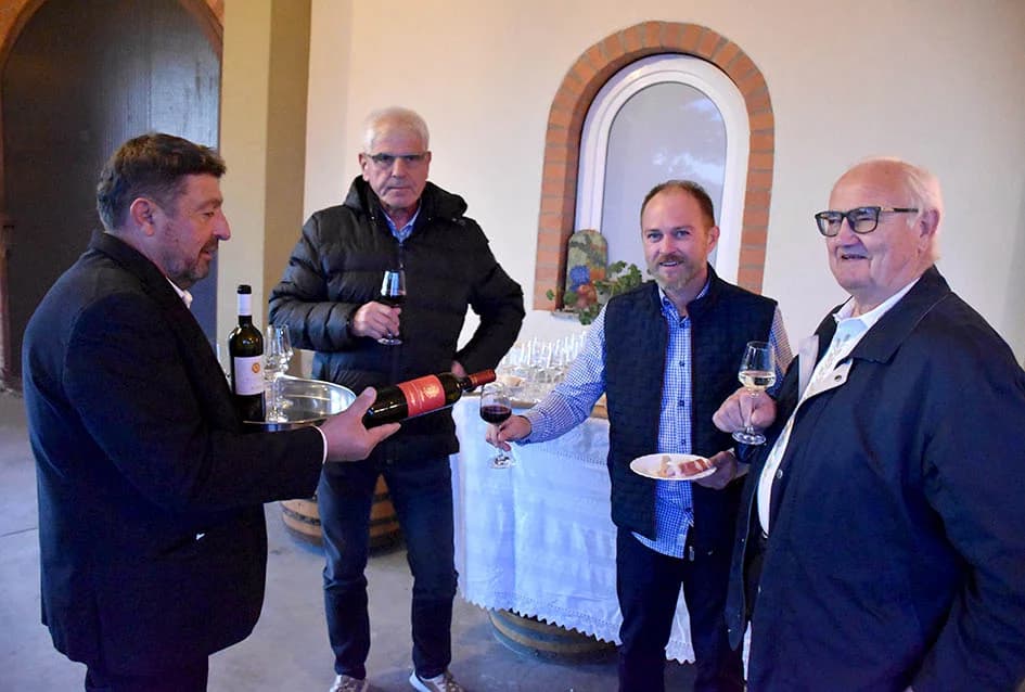 PROSLAVLJENO MARTINJE U VINOGRADARSTVU I PODRUMARSTVU KRAUTHAKER IZ KUTJEVA: Obveze kuma preuzeo Stjepan Slišković
