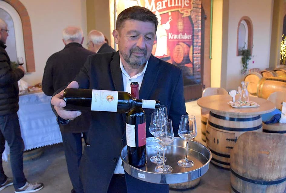 PROSLAVLJENO MARTINJE U VINOGRADARSTVU I PODRUMARSTVU KRAUTHAKER IZ KUTJEVA: Obveze kuma preuzeo Stjepan Slišković