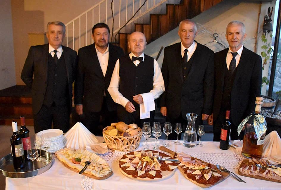 PROSLAVLJENO MARTINJE U VINOGRADARSTVU I PODRUMARSTVU KRAUTHAKER IZ KUTJEVA: Obveze kuma preuzeo Stjepan Slišković
