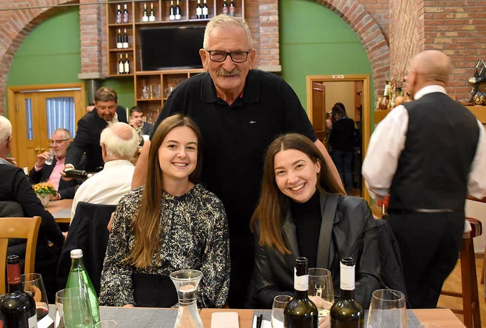 PROSLAVLJENO MARTINJE U VINOGRADARSTVU I PODRUMARSTVU KRAUTHAKER IZ KUTJEVA: Obveze kuma preuzeo Stjepan Slišković