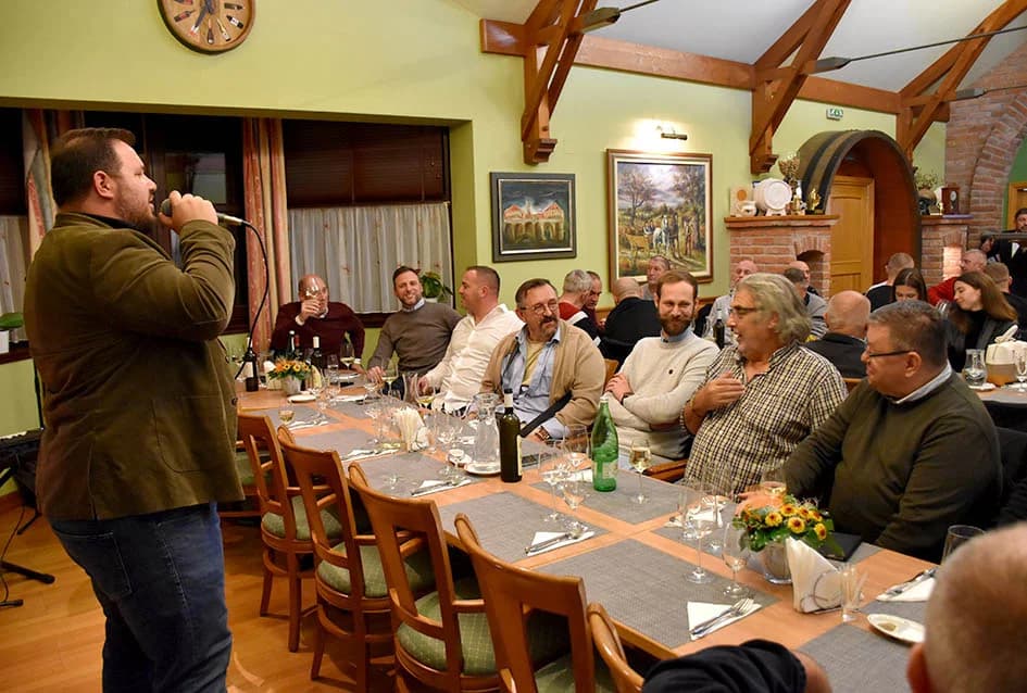 PROSLAVLJENO MARTINJE U VINOGRADARSTVU I PODRUMARSTVU KRAUTHAKER IZ KUTJEVA: Obveze kuma preuzeo Stjepan Slišković