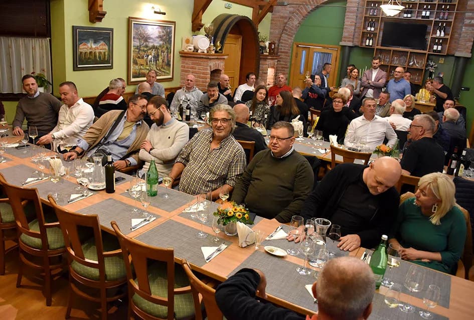 PROSLAVLJENO MARTINJE U VINOGRADARSTVU I PODRUMARSTVU KRAUTHAKER IZ KUTJEVA: Obveze kuma preuzeo Stjepan Slišković