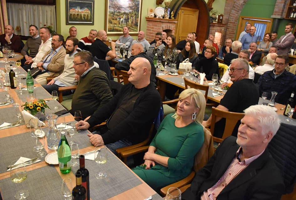 PROSLAVLJENO MARTINJE U VINOGRADARSTVU I PODRUMARSTVU KRAUTHAKER IZ KUTJEVA: Obveze kuma preuzeo Stjepan Slišković