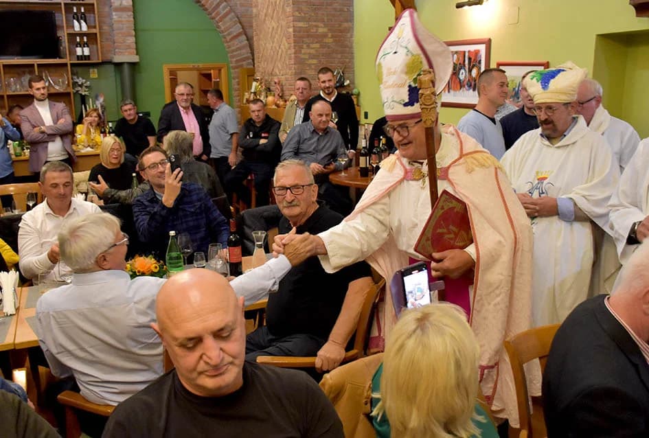 PROSLAVLJENO MARTINJE U VINOGRADARSTVU I PODRUMARSTVU KRAUTHAKER IZ KUTJEVA: Obveze kuma preuzeo Stjepan Slišković