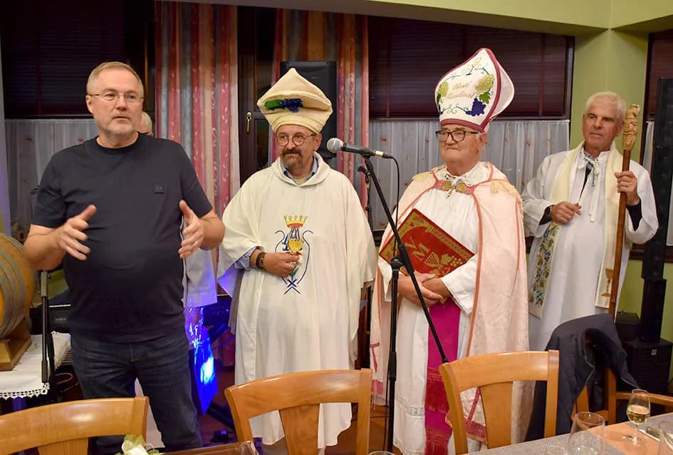 PROSLAVLJENO MARTINJE U VINOGRADARSTVU I PODRUMARSTVU KRAUTHAKER IZ KUTJEVA: Obveze kuma preuzeo Stjepan Slišković
