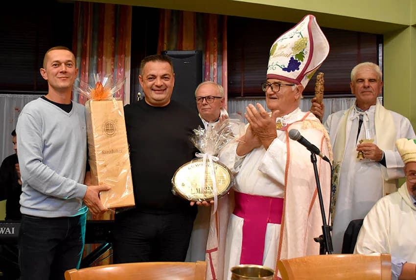 PROSLAVLJENO MARTINJE U VINOGRADARSTVU I PODRUMARSTVU KRAUTHAKER IZ KUTJEVA: Obveze kuma preuzeo Stjepan Slišković