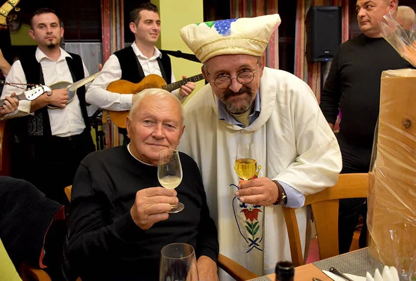 PROSLAVLJENO MARTINJE U VINOGRADARSTVU I PODRUMARSTVU KRAUTHAKER IZ KUTJEVA: Obveze kuma preuzeo Stjepan Slišković