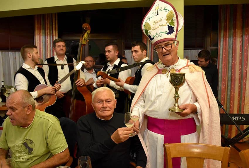 PROSLAVLJENO MARTINJE U VINOGRADARSTVU I PODRUMARSTVU KRAUTHAKER IZ KUTJEVA: Obveze kuma preuzeo Stjepan Slišković