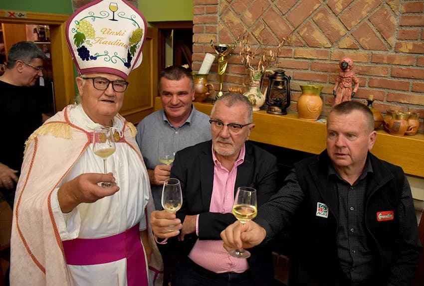 PROSLAVLJENO MARTINJE U VINOGRADARSTVU I PODRUMARSTVU KRAUTHAKER IZ KUTJEVA: Obveze kuma preuzeo Stjepan Slišković