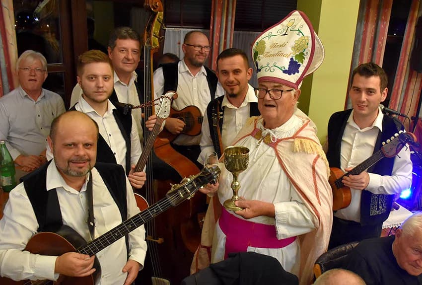PROSLAVLJENO MARTINJE U VINOGRADARSTVU I PODRUMARSTVU KRAUTHAKER IZ KUTJEVA: Obveze kuma preuzeo Stjepan Slišković