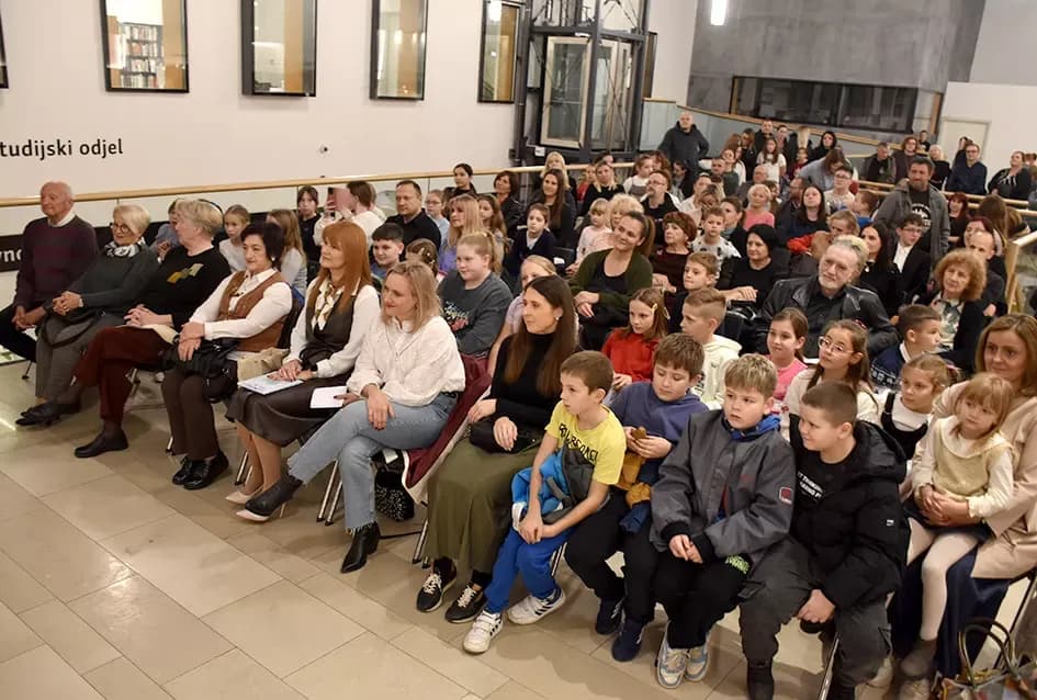 Predstavljena „Naša zimska pjesmoslikovnica“: Knjiga učiteljice Irene Ivetić ilustrirana dječjim radovima učenika OŠ Dobriša Cesarić