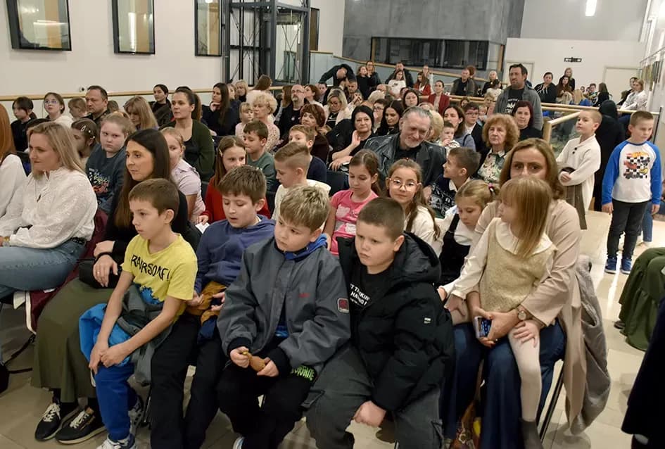 Predstavljena „Naša zimska pjesmoslikovnica“: Knjiga učiteljice Irene Ivetić ilustrirana dječjim radovima učenika OŠ Dobriša Cesarić