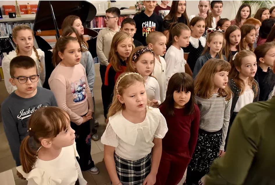 Predstavljena „Naša zimska pjesmoslikovnica“: Knjiga učiteljice Irene Ivetić ilustrirana dječjim radovima učenika OŠ Dobriša Cesarić