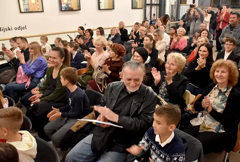 Predstavljena „Naša zimska pjesmoslikovnica“: Knjiga učiteljice Irene Ivetić ilustrirana dječjim radovima učenika OŠ Dobriša Cesarić