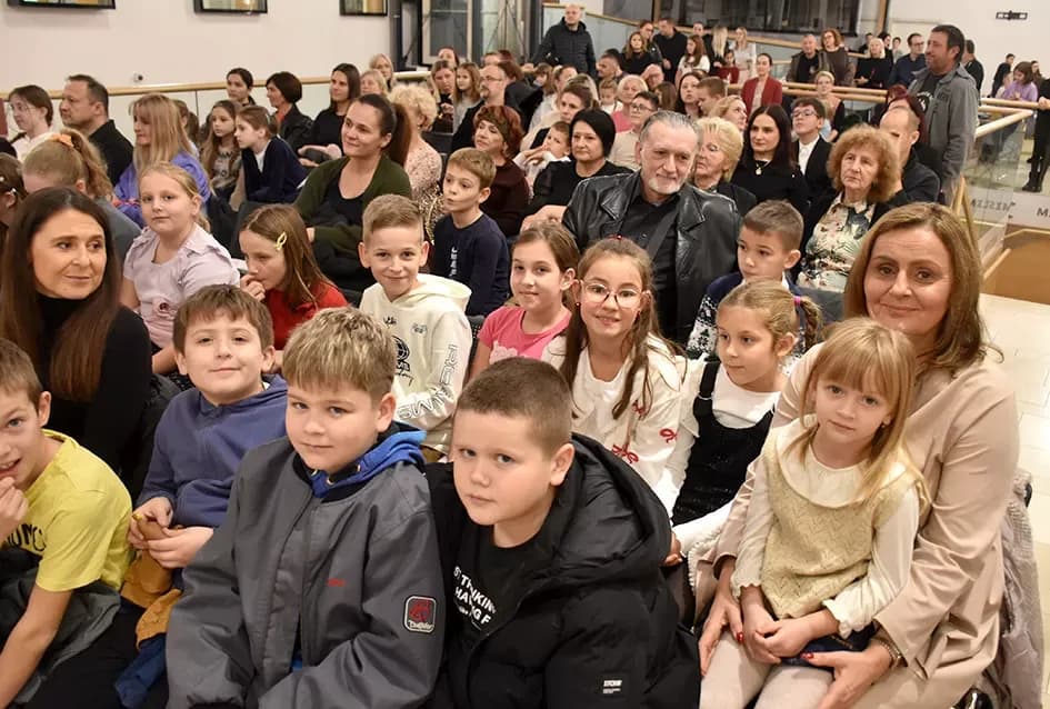 Predstavljena „Naša zimska pjesmoslikovnica“: Knjiga učiteljice Irene Ivetić ilustrirana dječjim radovima učenika OŠ Dobriša Cesarić