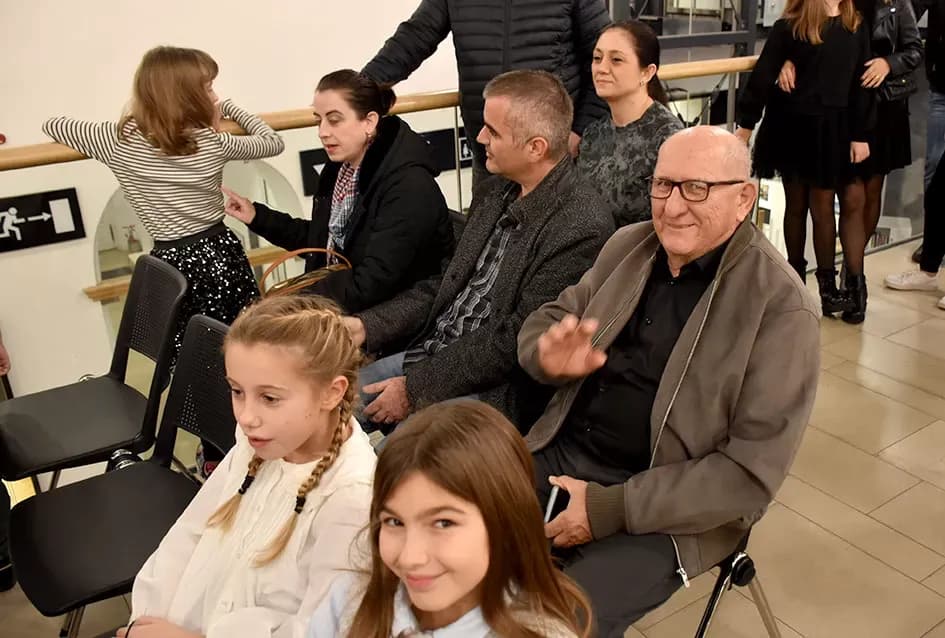 Predstavljena „Naša zimska pjesmoslikovnica“: Knjiga učiteljice Irene Ivetić ilustrirana dječjim radovima učenika OŠ Dobriša Cesarić