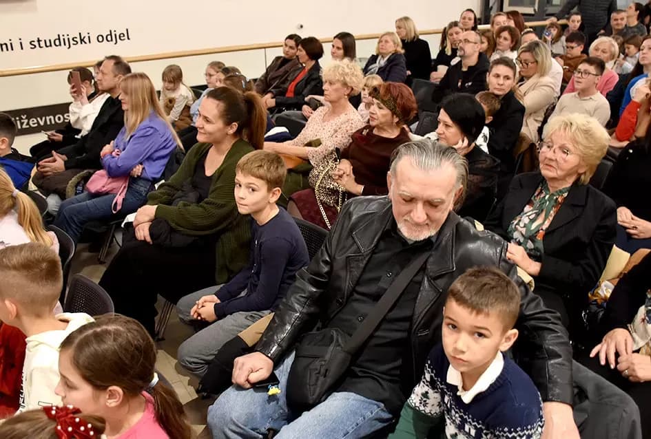 Predstavljena „Naša zimska pjesmoslikovnica“: Knjiga učiteljice Irene Ivetić ilustrirana dječjim radovima učenika OŠ Dobriša Cesarić