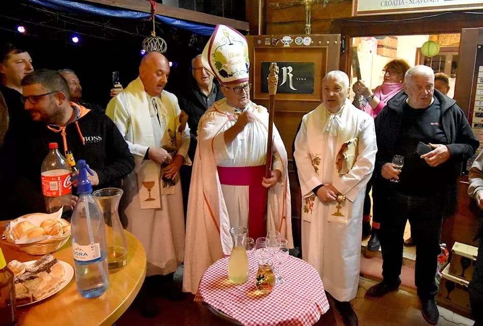 Požeška poduzetnica Ivanka Doiković proslavila Martinje: Franjo Lucić i Marinko Markota novi vinski kumovi