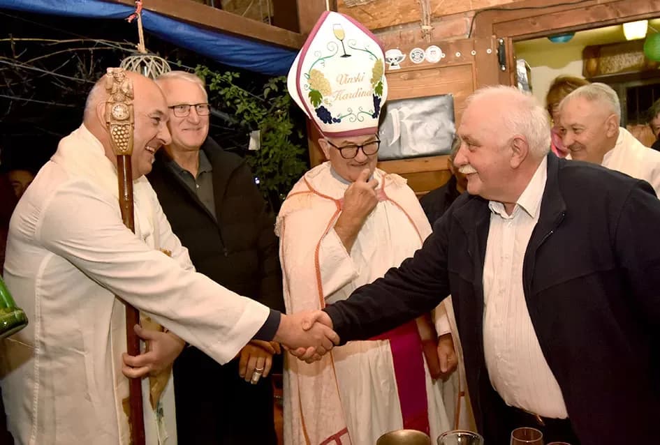 Požeška poduzetnica Ivanka Doiković proslavila Martinje: Franjo Lucić i Marinko Markota novi vinski kumovi