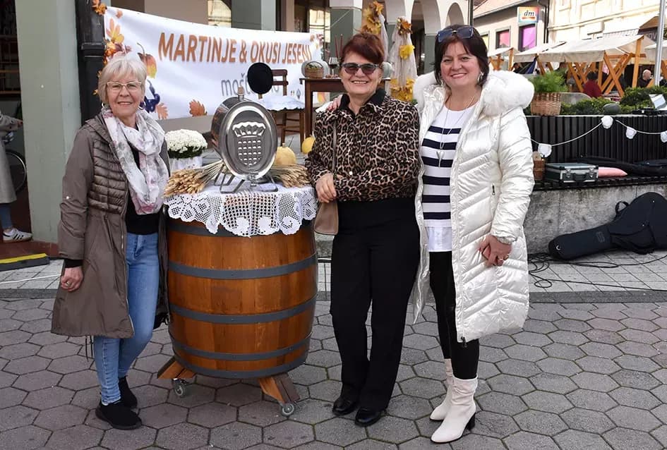 Požega proslavila Martinje u duhu tradicije: Središte grada odjekivalo obredom krštenja mošta!