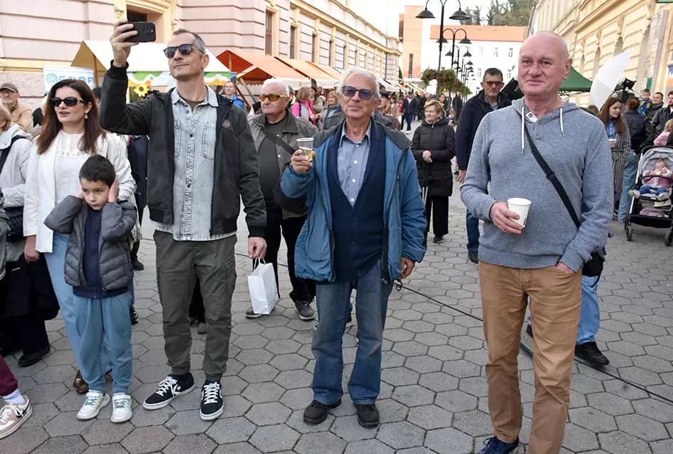 Požega proslavila Martinje u duhu tradicije: Središte grada odjekivalo obredom krštenja mošta!