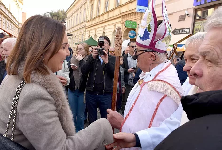 Požega proslavila Martinje u duhu tradicije: Središte grada odjekivalo obredom krštenja mošta!