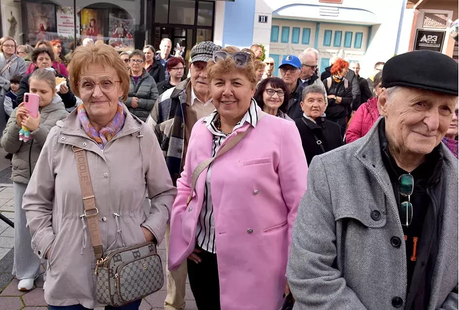 Požega proslavila Martinje u duhu tradicije: Središte grada odjekivalo obredom krštenja mošta!