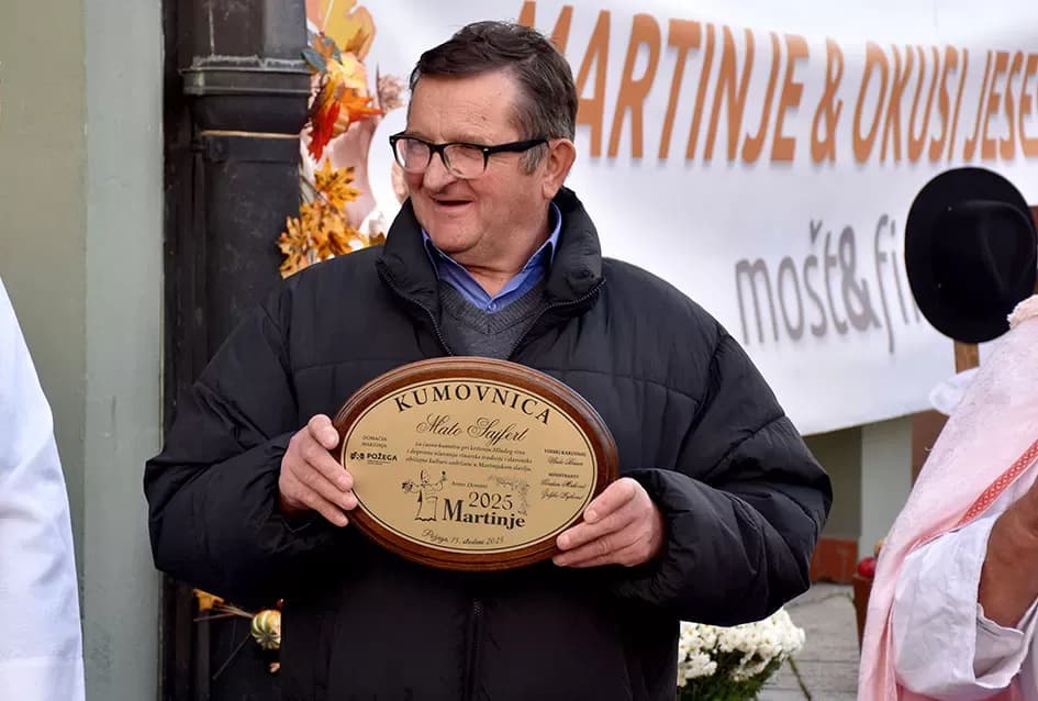 Požega proslavila Martinje u duhu tradicije: Središte grada odjekivalo obredom krštenja mošta!