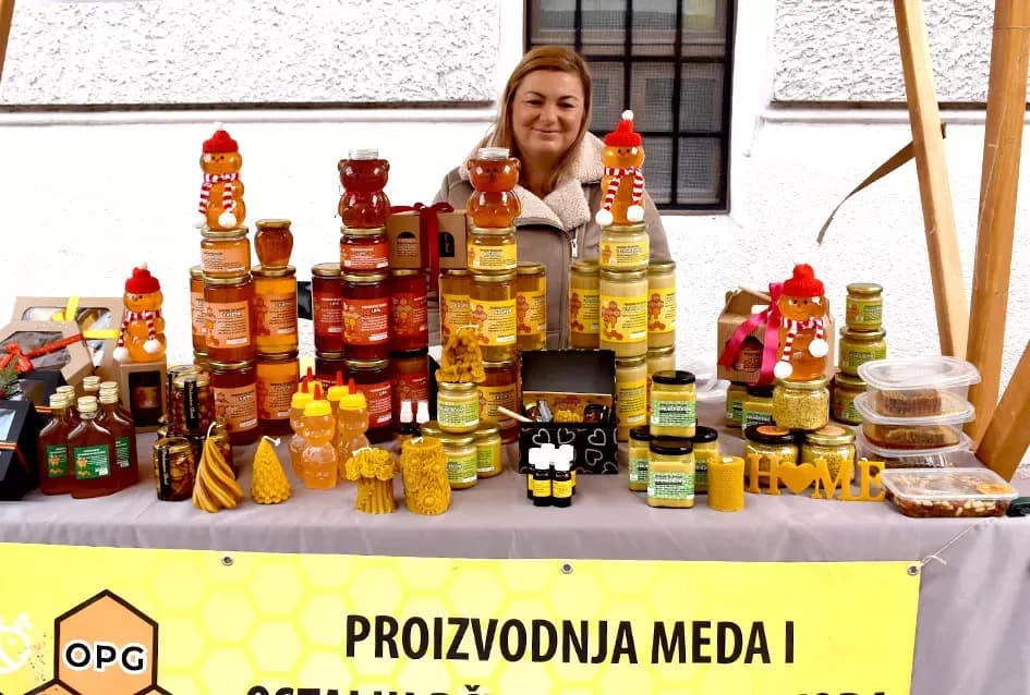 Požeška jesen u srcu grada: Štandovi, izlagači i mirisi domaćih proizvoda ispunili pješačku zonu