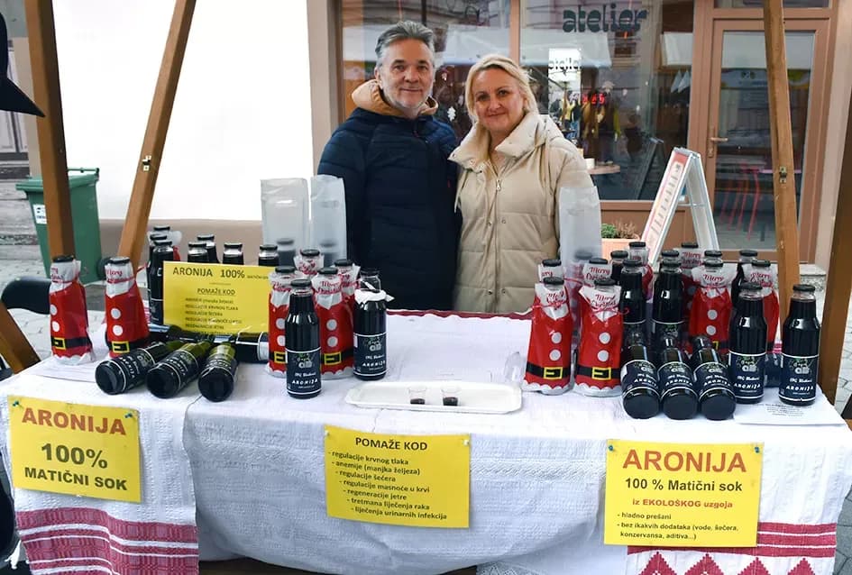 Požeška jesen u srcu grada: Štandovi, izlagači i mirisi domaćih proizvoda ispunili pješačku zonu