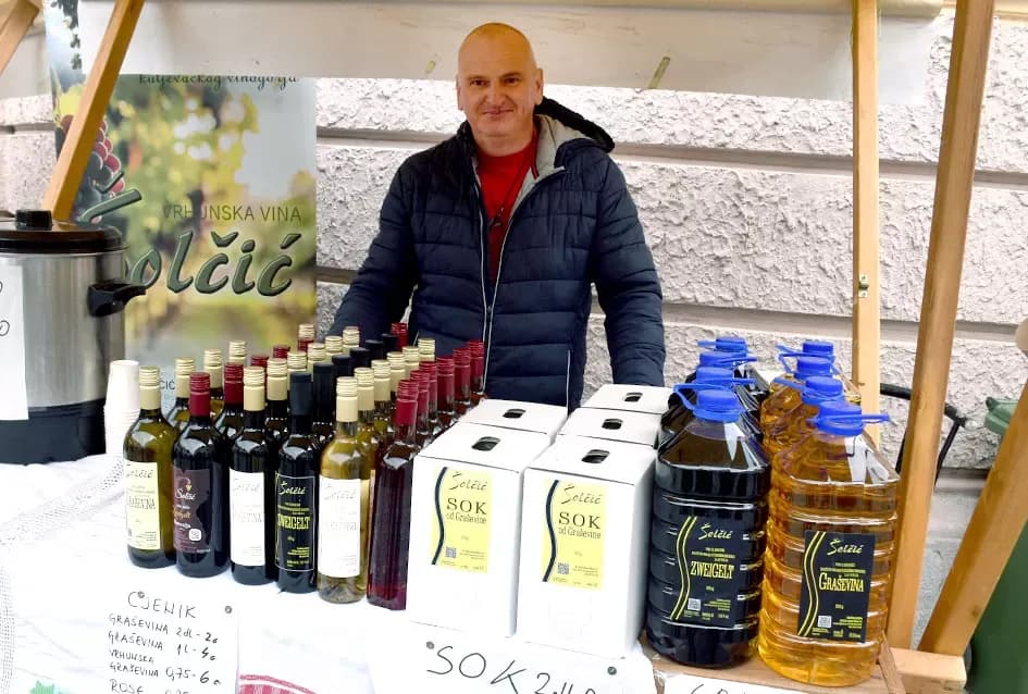 Požeška jesen u srcu grada: Štandovi, izlagači i mirisi domaćih proizvoda ispunili pješačku zonu