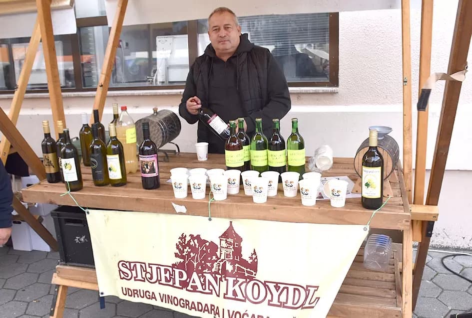 Požeška jesen u srcu grada: Štandovi, izlagači i mirisi domaćih proizvoda ispunili pješačku zonu