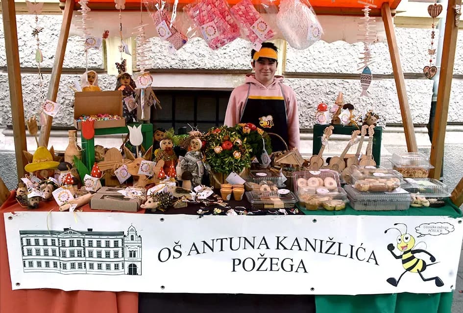 Požeška jesen u srcu grada: Štandovi, izlagači i mirisi domaćih proizvoda ispunili pješačku zonu