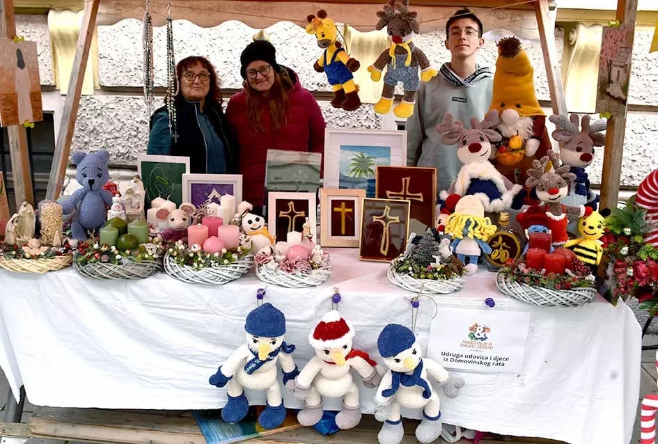 Požeška jesen u srcu grada: Štandovi, izlagači i mirisi domaćih proizvoda ispunili pješačku zonu