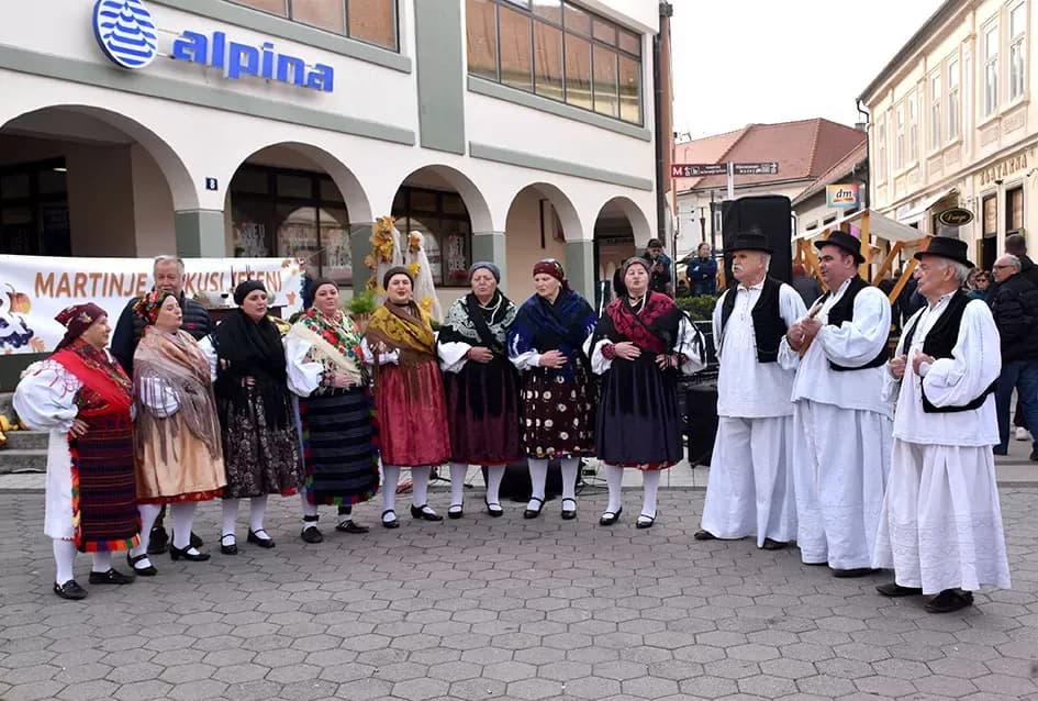 Požeška jesen u srcu grada: Štandovi, izlagači i mirisi domaćih proizvoda ispunili pješačku zonu
