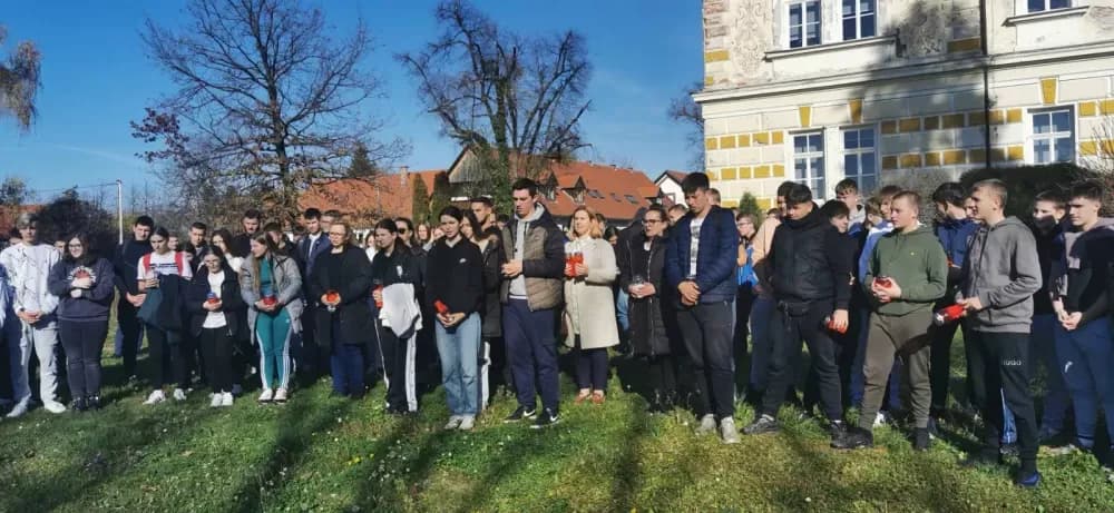 Svjetlost za Vukovar: Poljoprivredno-prehrambena škola odala počast žrtvama rata