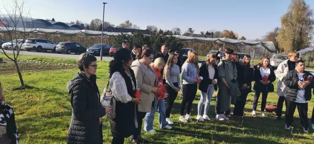 Svjetlost za Vukovar: Poljoprivredno-prehrambena škola odala počast žrtvama rata